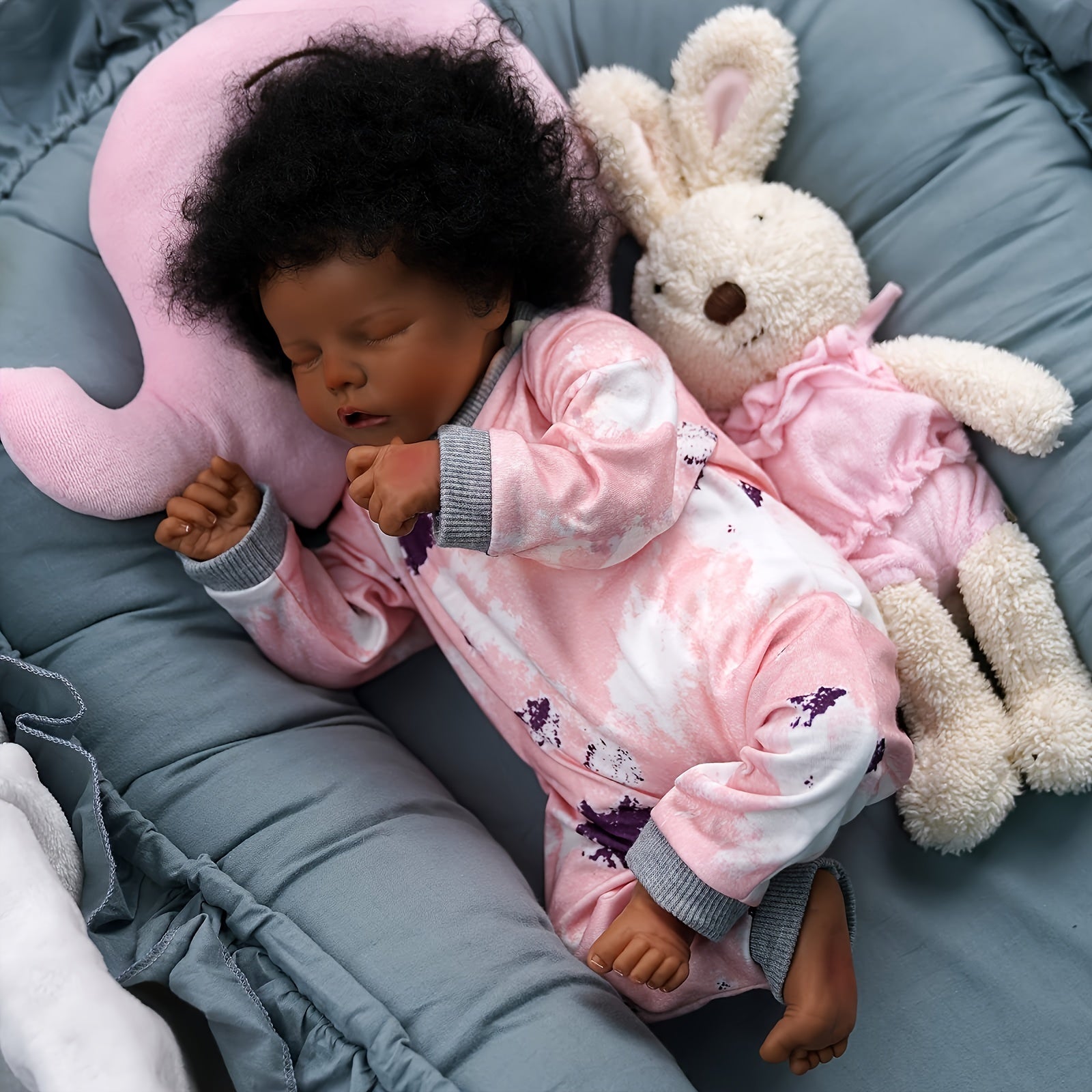 Poupée réaliste JIZHI Lifelike Reborn Baby Doll Black 17 pouces, corps souple et réaliste, sangle de corps en tissu, ensemble d'accessoires d'alimentation, convient aux cadeaux de Noël et du Nouvel An pour les enfants de plus de 3 ans.