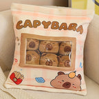 Adorable ! Ensemble de Coussins en Forme de Capybara Arrive. Plusieurs Pièces dans un Sac à Carreaux Rose avec Fenêtre Transparente pour des Visages Mignons Vus. Parfait pour la Décoration Maison ou comme Coussins Confort Quotidiens